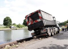 Vrachtwagen komt gevaarlijk boven kanaal tot stilstand in Beerzerveld na vermoedelijke klapband